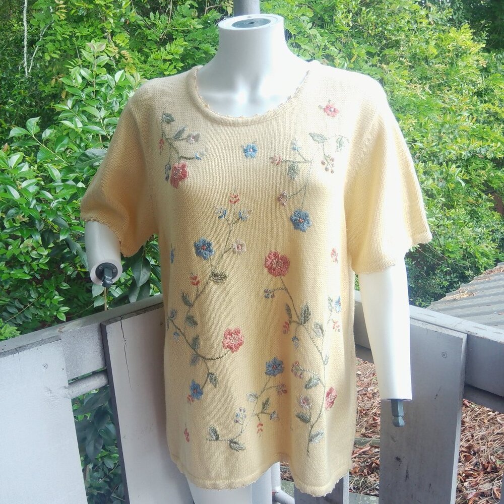 Vintage Floral  Embroidered Cottagecore 90s Butter Yellow Short sleeve Sweater